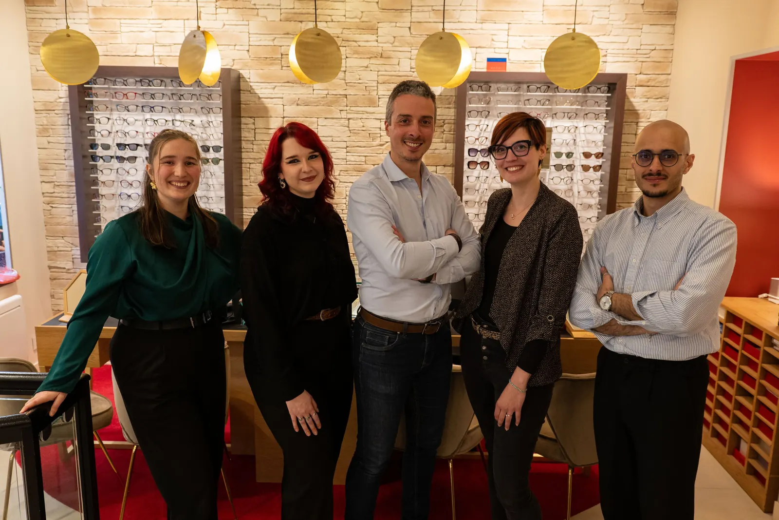L'équipe des cinq opticiens-optométristes de Wagram Contact dans la boutique