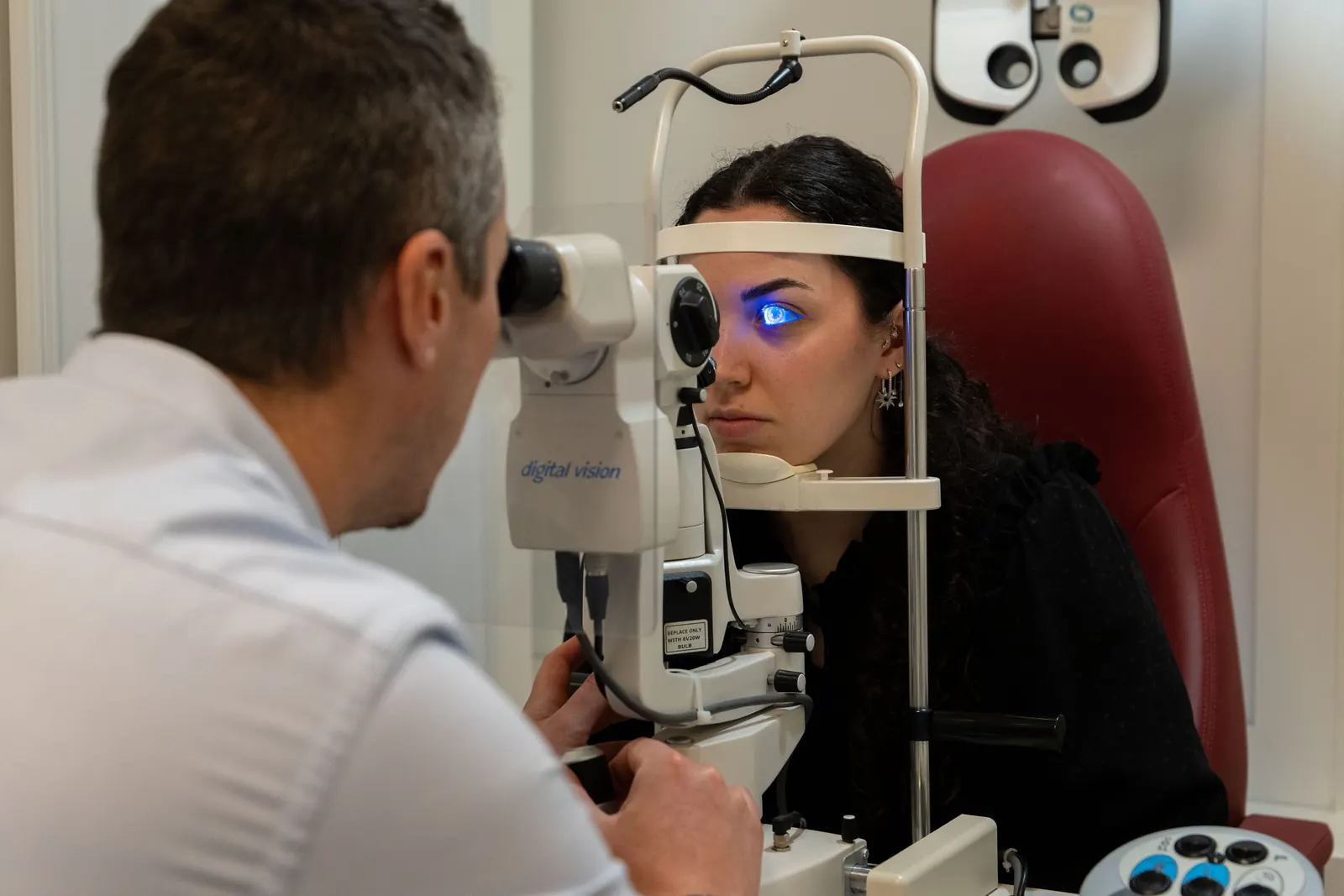 Contrôle d'adaptation de lentilles à la lampe à fente
