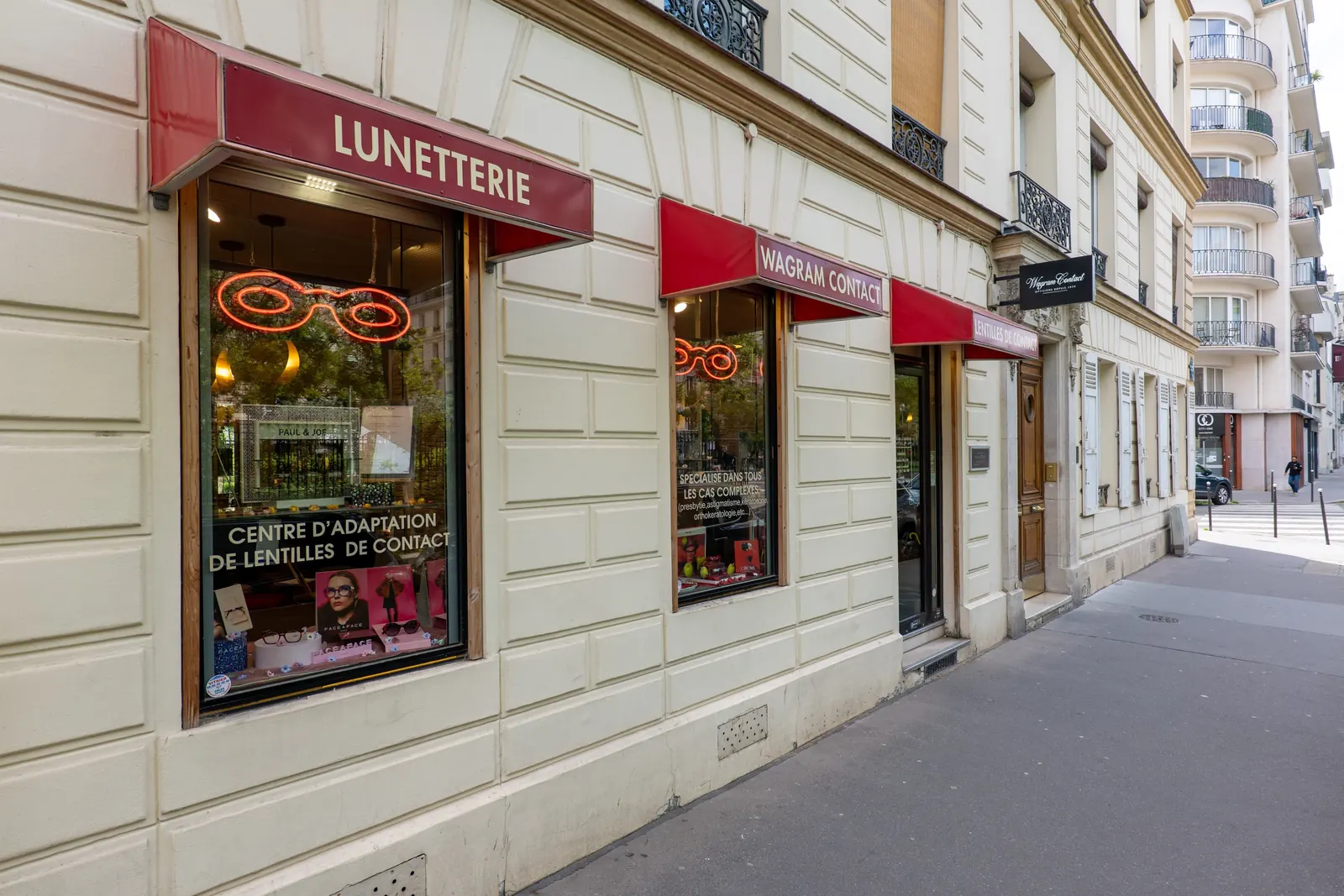 Façade de la lunetterie Wagram Contact, auvents bordeaux, au 141 boulevard Pereire à Paris 17