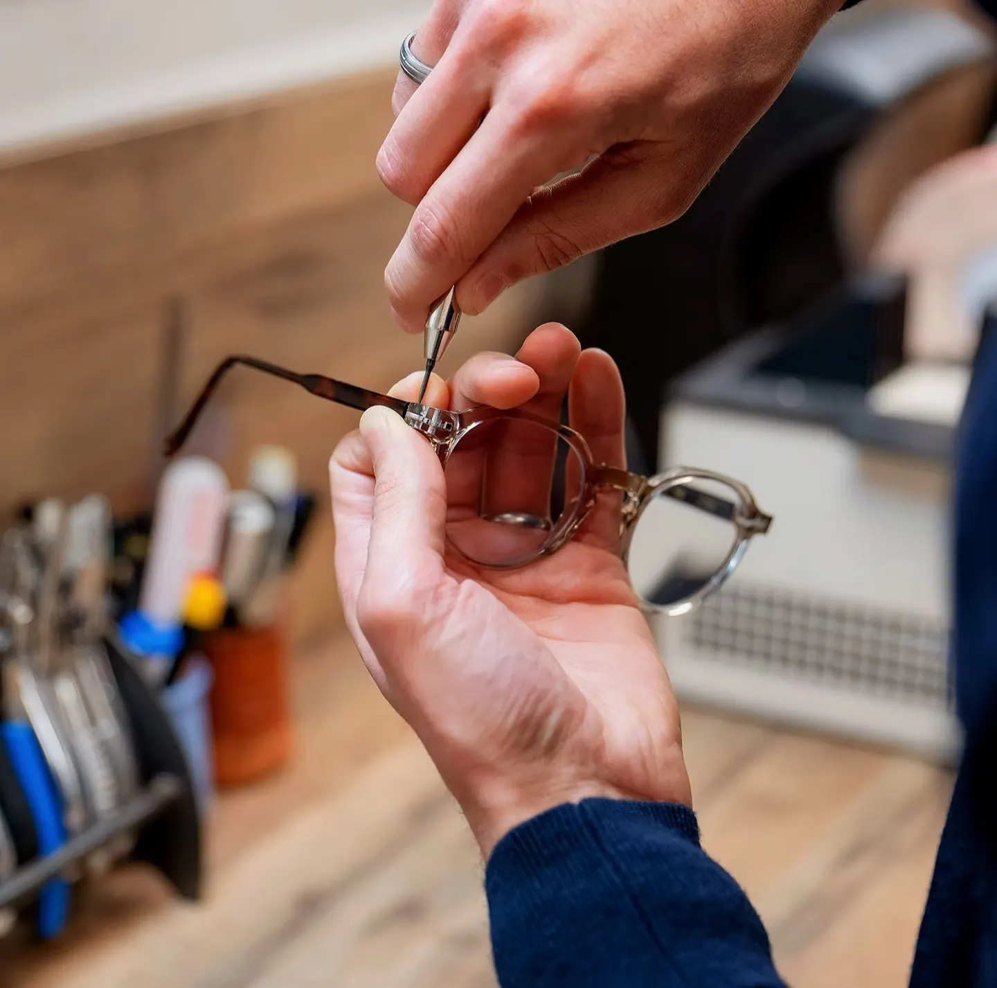 Réglage d'une monture de lunettes avec un tournevis de précision
